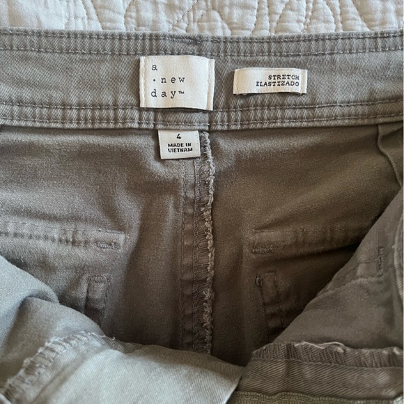 Size 4 a new day army green pants ankle length - Picture 3 of 4